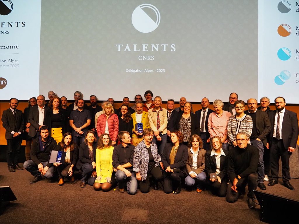 Photo de tous les lauréats 2023 des médailles d'argent, de bronze et de cristal du CNRS délégation Alpes.