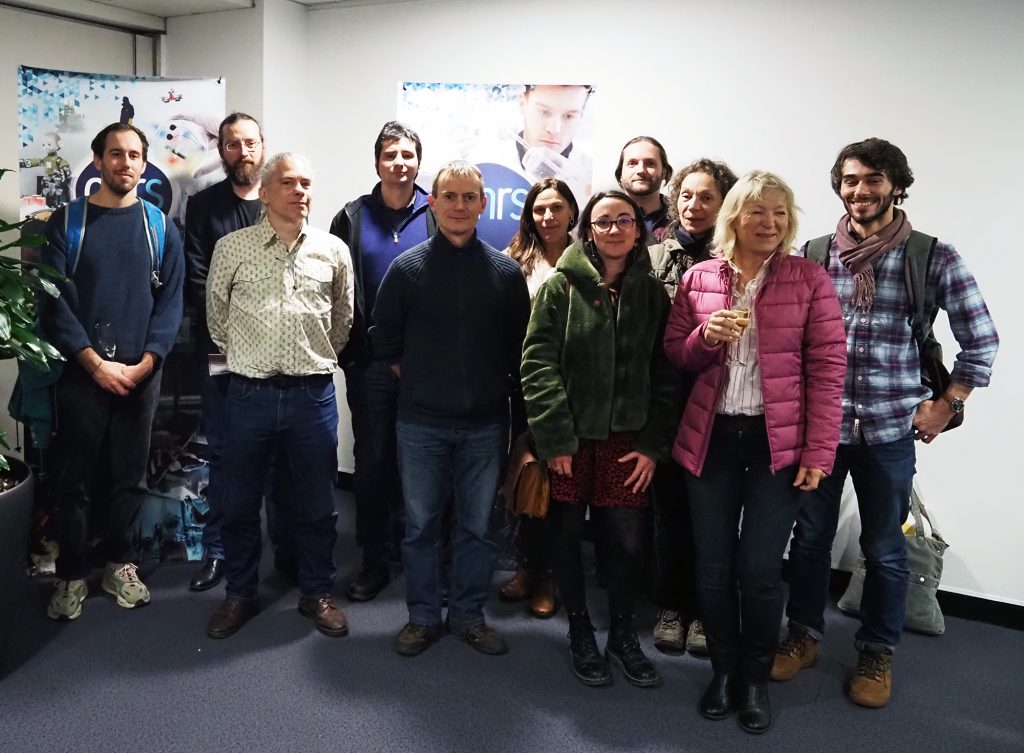 Photo d'une partie de l'équipe du centre Mersenne lors du cocktail, devant les kakémonos du CNRS.